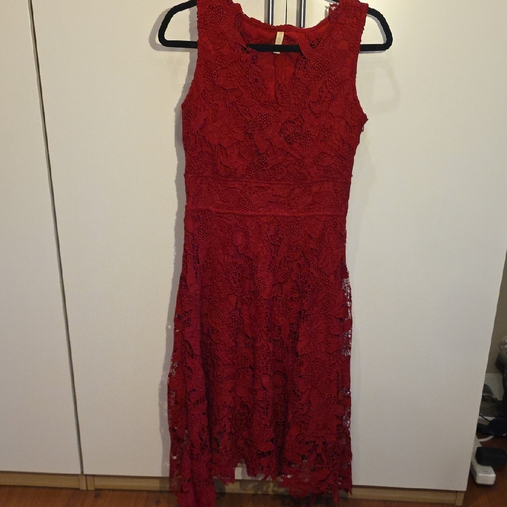 Red Lace Midi Dress - Elegant Sleeveless Style